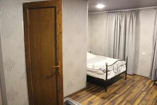 Гостевой дом Guesthouse Ninia Местиа Двухместный номер с 2 отдельными кроватями и ванной комнатой-11