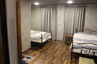 Гостевой дом Guesthouse Ninia Местиа Двухместный номер с 2 отдельными кроватями и ванной комнатой-13