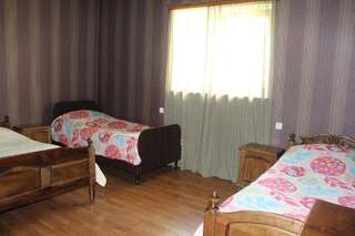 Гостевой дом Guesthouse Ninia Местиа Классический четырехместный номер-1
