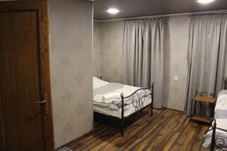 Гостевой дом Guesthouse Ninia Местиа Двухместный номер с 2 отдельными кроватями и ванной комнатой-1