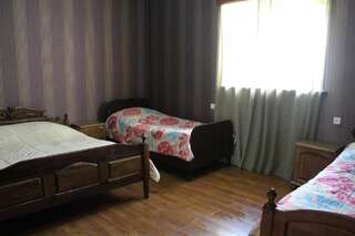 Гостевой дом Guesthouse Ninia Местиа Классический четырехместный номер-5