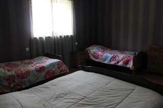 Гостевой дом Guesthouse Ninia Местиа Классический четырехместный номер-6