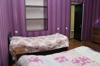 Гостевой дом Guesthouse Ninia Местиа Классический четырехместный номер-8