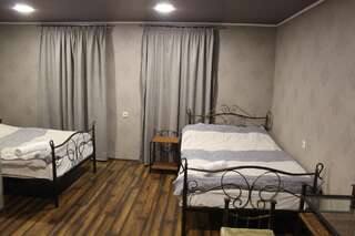 Гостевой дом Guesthouse Ninia Местиа Двухместный номер с 2 отдельными кроватями и ванной комнатой-2