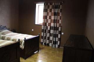 Гостевой дом Guesthouse Ninia Местиа Стандартный двухместный номер с 2 отдельными кроватями и общей ванной комнатой-7