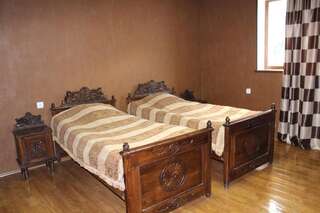 Гостевой дом Guesthouse Ninia Местиа Стандартный двухместный номер с 2 отдельными кроватями и общей ванной комнатой-8