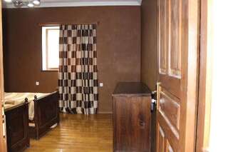 Гостевой дом Guesthouse Ninia Местиа Стандартный двухместный номер с 2 отдельными кроватями и общей ванной комнатой-9