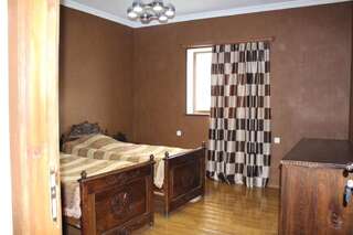 Гостевой дом Guesthouse Ninia Местиа Стандартный двухместный номер с 2 отдельными кроватями и общей ванной комнатой-11