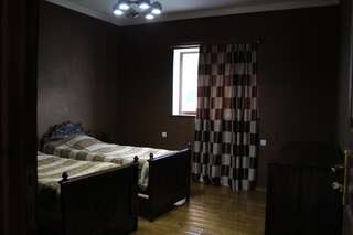 Гостевой дом Guesthouse Ninia Местиа Стандартный двухместный номер с 2 отдельными кроватями и общей ванной комнатой-13