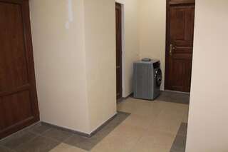 Гостевой дом Guesthouse Ninia Местиа Стандартный двухместный номер с 2 отдельными кроватями и общей ванной комнатой-20