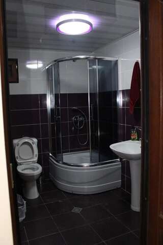 Гостевой дом Guesthouse Ninia Местиа Стандартный двухместный номер с 2 отдельными кроватями и общей ванной комнатой-21