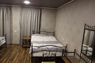 Гостевой дом Guesthouse Ninia Местиа Двухместный номер с 2 отдельными кроватями и ванной комнатой-6