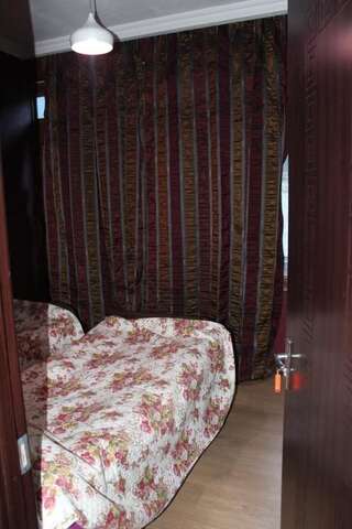 Гостевой дом Guesthouse Ninia Местиа Стандартный двухместный номер с 2 отдельными кроватями и общей ванной комнатой-31