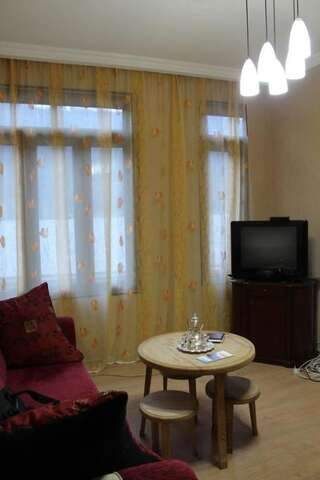 Гостевой дом Guesthouse Ninia Местиа Стандартный двухместный номер с 2 отдельными кроватями и общей ванной комнатой-32
